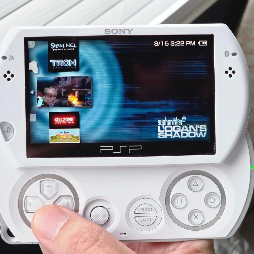 Sony PSP Go 16GB Pearl White - Picture 9 of 12